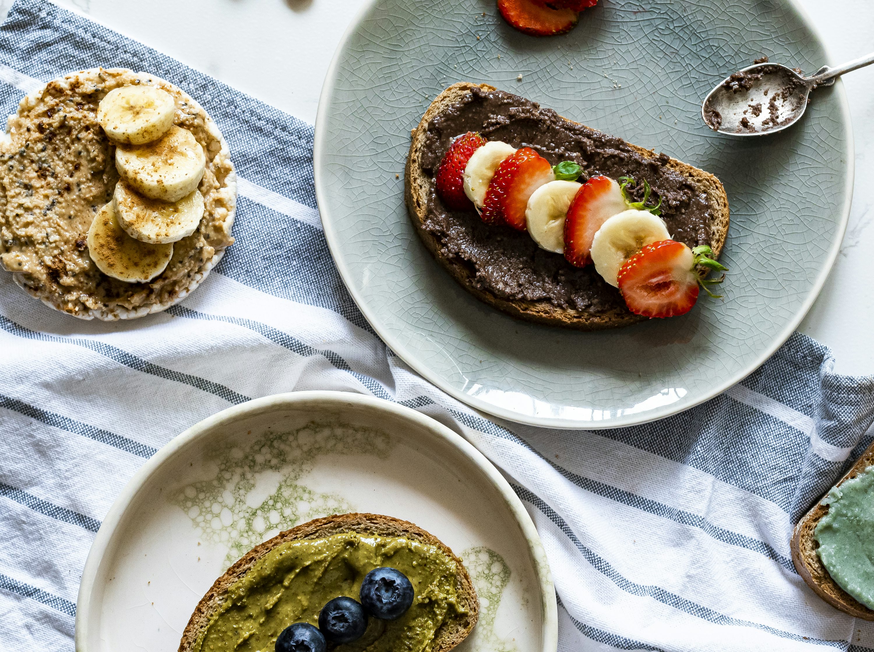 栄養バランスの取れた朝食プレート——食事タイミングで体内時計を調整
