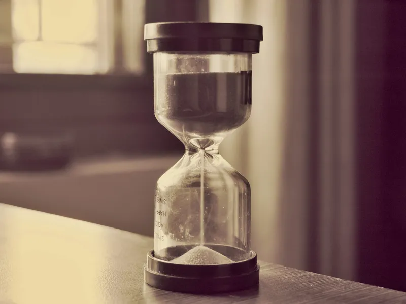 砂時計 — 短期と長期の時間の流れ